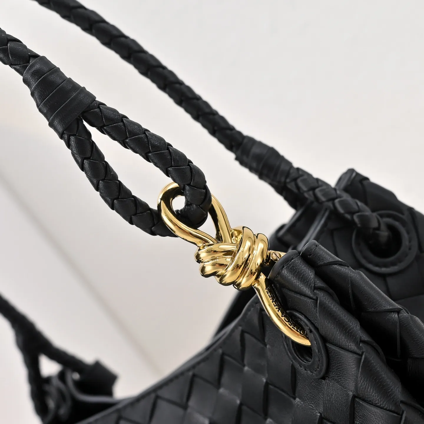 Batch 2060 BOTTEGA VENETA 2025 Autumn New Product Medium Parachuta The long-awaited new medium parachuta is here, with a unique appearance and iconic metal knots, and a whole piece of leather folds the four corners into a parachute shape! The exquisite Knot metal buckle is like putting jewelry on a bag. It is high-end and elegant. Its super capacity can hold all your things! The overall effect of this bag is very different from before. It is neither too delicate to provide a large capacity nor too bulky because of its practicality. It simply provides a perfectly suitable bag for casual and simple people👜 Style number: 5921 Size: 29.5*18.5*17.5cm